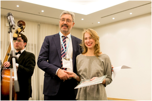 П.К. Яблонский вручает  А.В. Мезенцевой диплом лауреата конкурса «Молодой ученый года»